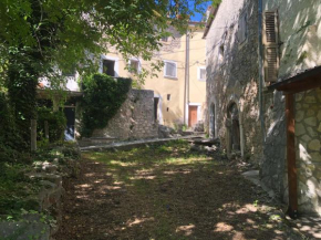 tipica casa in pietra immersa nella natura..